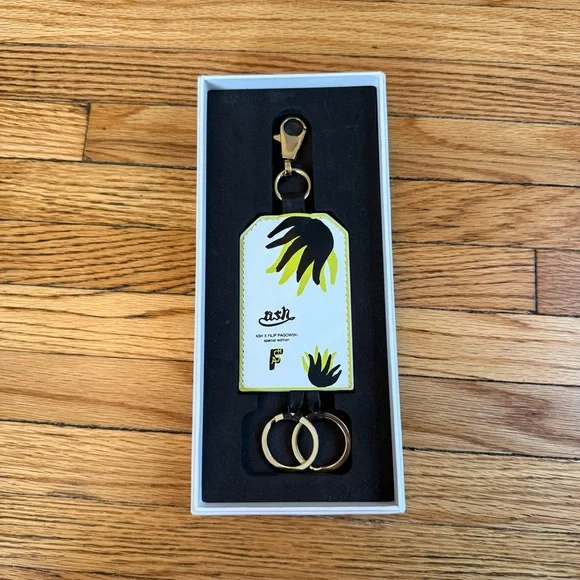 Ash x Filip Pagowski Special Edition Leather Luggage Tag Tweed & Flame - Picture 2 of 3